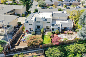 10270 Alpine Dr in Cupertino, CA - Foto de edificio - Building Photo