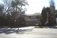 14332 Riverside Drive, in Sherman Oaks, CA - Foto de edificio - Building Photo