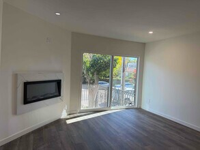 2447 Beachwood Dr-Unit -8 in Los Angeles, CA - Building Photo - Building Photo