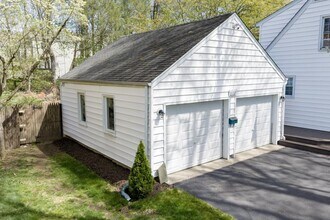 5 Lindenwoods Rd in Norwalk, CT - Building Photo - Building Photo