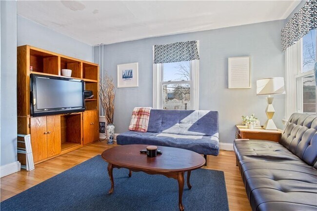 35 Brewer St-Unit -2 in Newport, RI - Building Photo - Building Photo