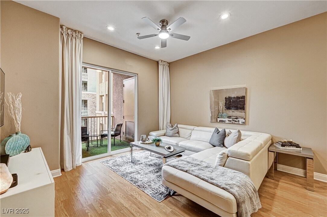 56 E Serene Ave in Las Vegas, NV - Building Photo