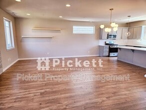 2512 Zeeden Way in Bremerton, WA - Building Photo - Building Photo