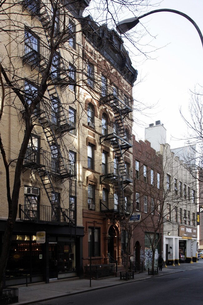 14 Morton St in New York, NY - Building Photo - Building Photo