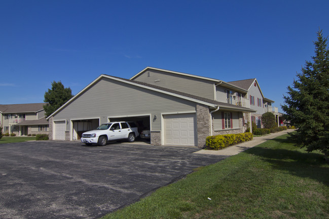 68 Mountin Dr in Mayville, WI - Foto de edificio - Building Photo