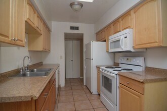 7462 E Victoria Dr in Tucson, AZ - Building Photo - Building Photo