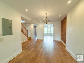 EASTERN PARKWAY / Remarkable Renovated 4-B in Brooklyn, NY - Building Photo - Building Photo