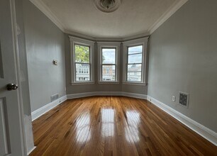 93 Bayview Ave, Unit 2 in Jersey City, NJ - Building Photo - Building Photo