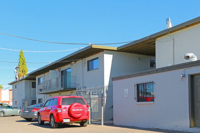 Broadway Village Apartments in Tucson, AZ - Building Photo - Building Photo