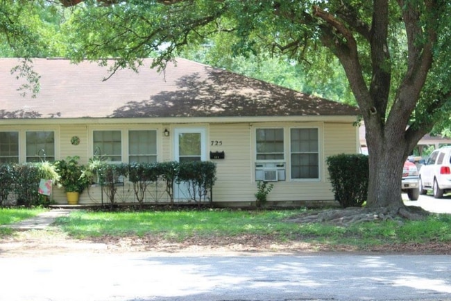 725 S 7th St in Silsbee, TX - Building Photo - Building Photo