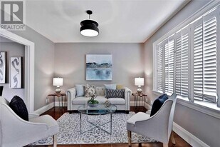 372 Roehampton Ave in Toronto, ON - Building Photo