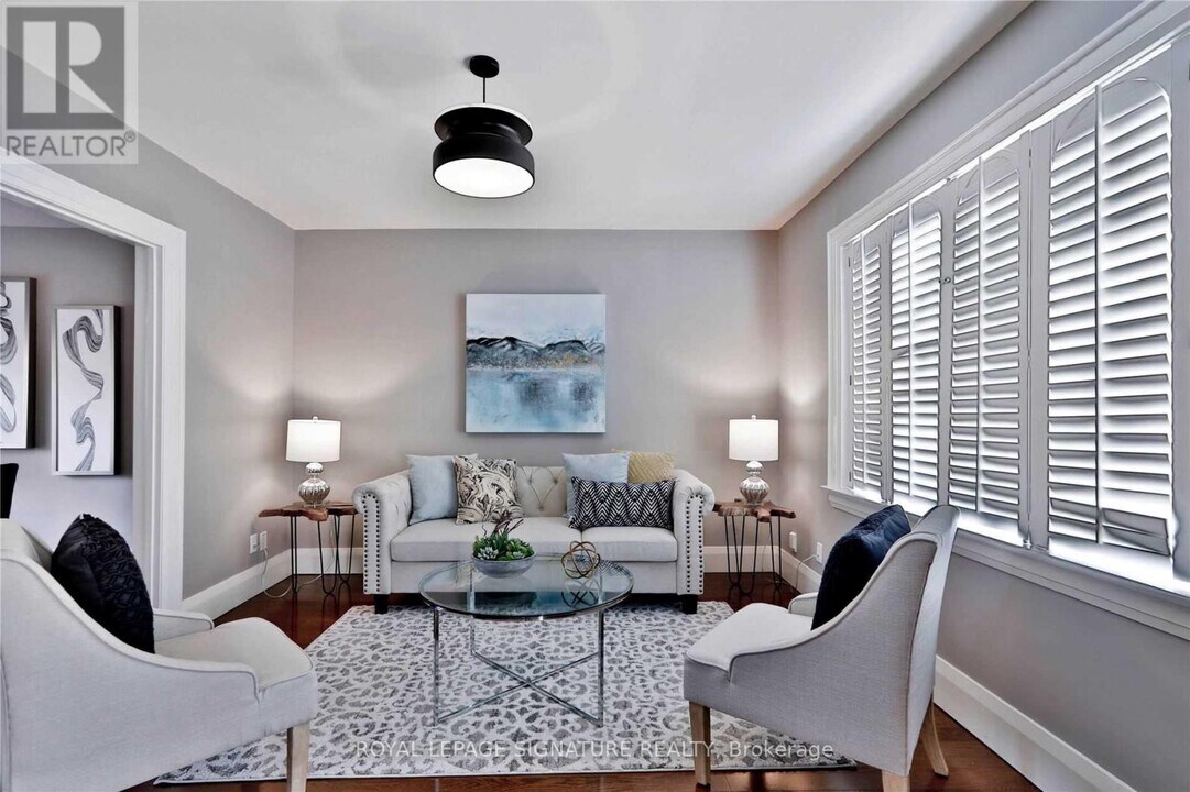 372 Roehampton Ave in Toronto, ON - Building Photo