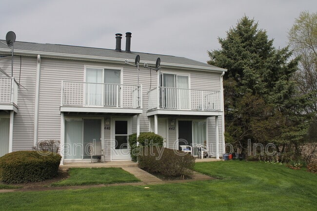 440 Meadow Green Ln in Round Lake Beach, IL - Building Photo - Building Photo