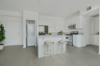 422 South Lake in Los Angeles, CA - Foto de edificio - Building Photo