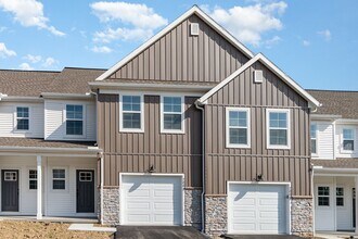 7864 Oak Brook Dr in Harrisburg, PA - Building Photo - Building Photo