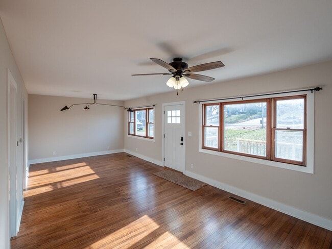 3130 Westwood Dr NW in Cedar Rapids, IA - Building Photo - Building Photo