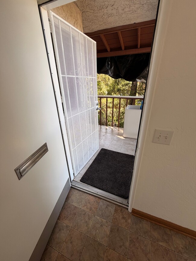 1949 Monte Vista Dr in Vista, CA - Foto de edificio - Building Photo