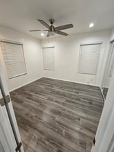 10334 S Wilton Pl in Los Angeles, CA - Foto de edificio - Building Photo