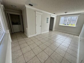 8177 NW 8th St in Miami, FL - Foto de edificio - Building Photo