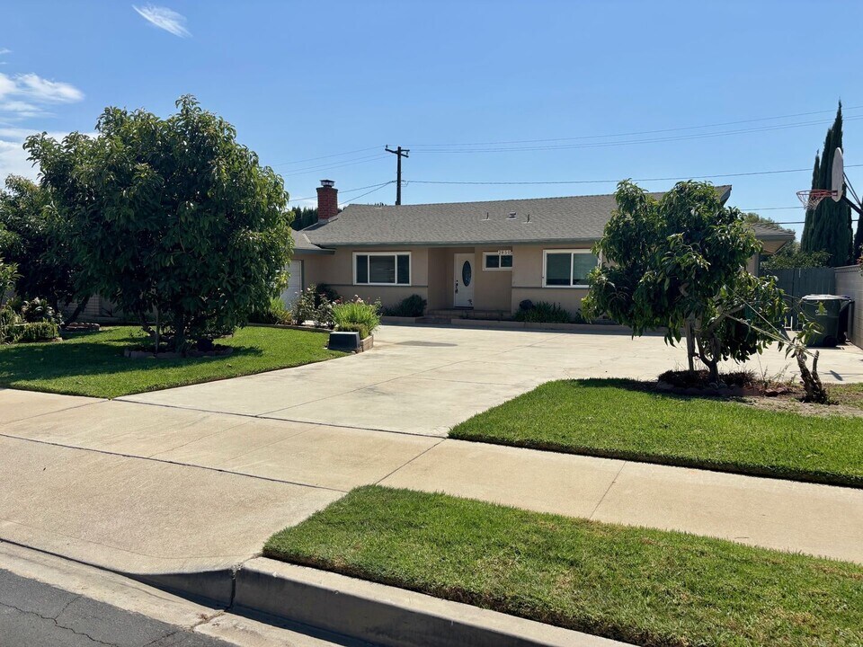 2850 S Whispering Lakes Ln in Ontario, CA - Foto de edificio