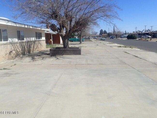 4931 Maxwell Ave in El Paso, TX - Foto de edificio - Building Photo