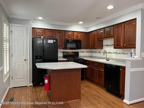 32 Saxton Rd in Farmingdale, NJ - Building Photo - Building Photo