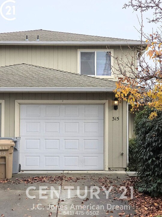 317-317 NE Cooper Ln in Grants Pass, OR - Building Photo