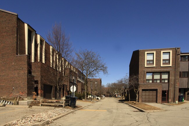 1-99 Spire Hillway in Toronto, ON - Building Photo - Building Photo