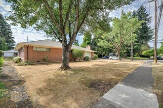 912 E Main St in Hillsboro, OR - Building Photo - Building Photo