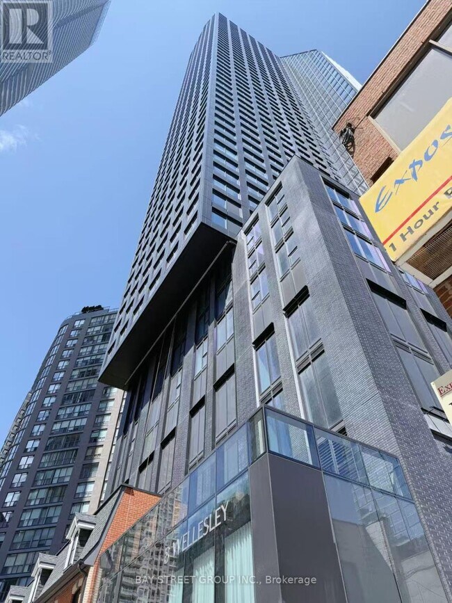 8-4018 Wellesley St W