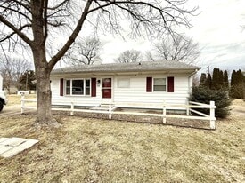 11 Laurel Ct in South Jacksonville, IL - Building Photo