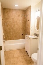 4519 Merle Dr, Unit B in Austin, TX - Foto de edificio - Building Photo