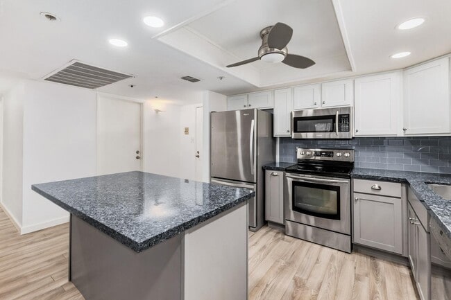 7950 E Camelback Rd in Scottsdale, AZ - Foto de edificio - Building Photo