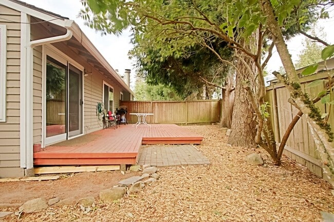 13320 NE 137th Pl in Kirkland, WA - Foto de edificio - Building Photo