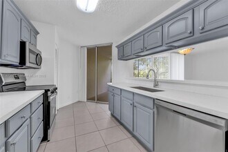 3100 N Pine Island Rd in Sunrise, FL - Building Photo - Building Photo
