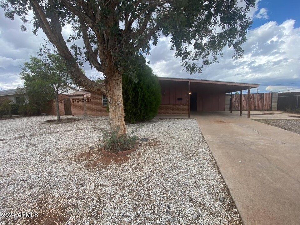 1401 Bella Vista Dr in Sierra Vista, AZ - Foto de edificio