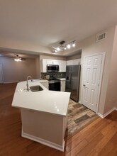 2320 Gracy Farms Ln in Austin, TX - Foto de edificio - Building Photo