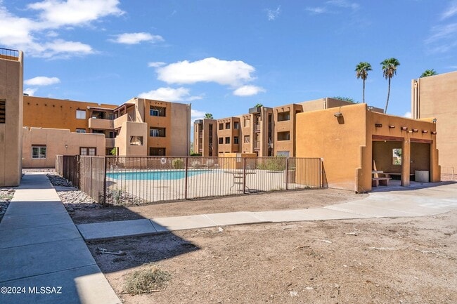 property at 1810 E Blacklidge Dr