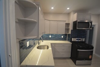 31 Claybourne St, Unit 1 in Boston, MA - Foto de edificio - Building Photo