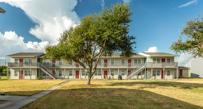 Rockport Oaks Garden Apartments in Rockport, TX - Foto de edificio - Building Photo