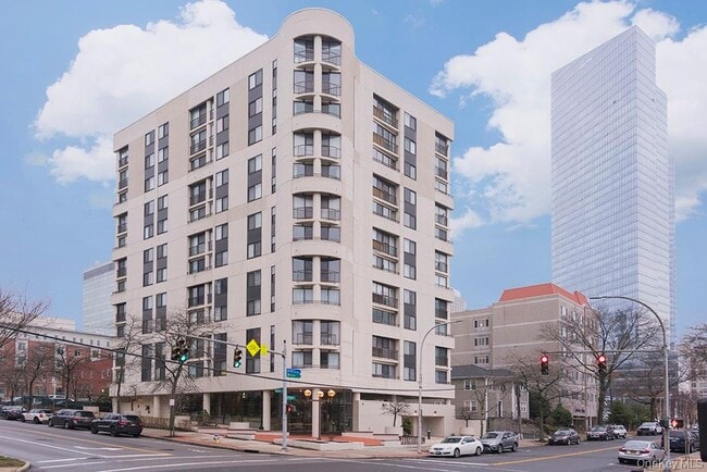 10 Cottage Pl in White Plains, NY - Building Photo - Building Photo