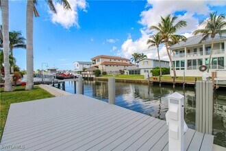 1353 Pelican Ave in Naples, FL - Foto de edificio - Building Photo