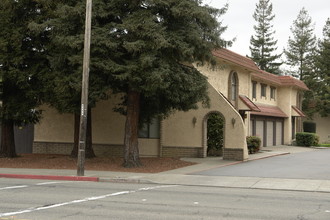 20077 Redwood Rd in Castro Valley, CA - Foto de edificio - Building Photo