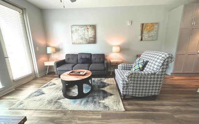 6400 Blue Stone Rd in Sandy Springs, GA - Foto de edificio - Building Photo