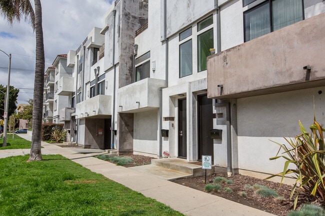 8639 Whitworth Dr, Unit 102 in Los Angeles, CA - Building Photo - Building Photo