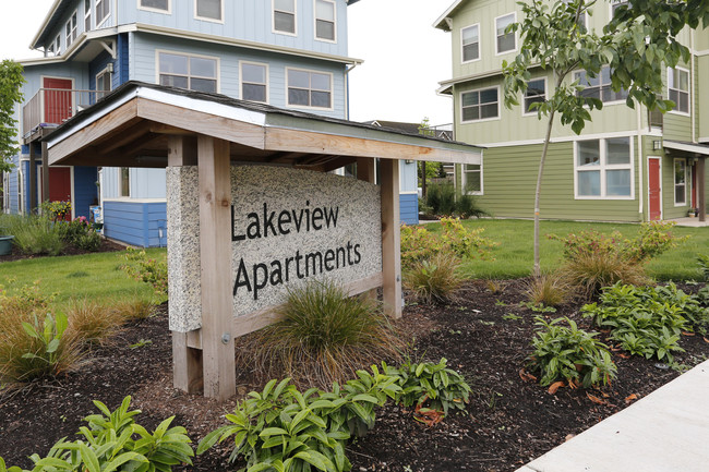 Lakeview Apartments in Eugene, OR - Building Photo - Building Photo