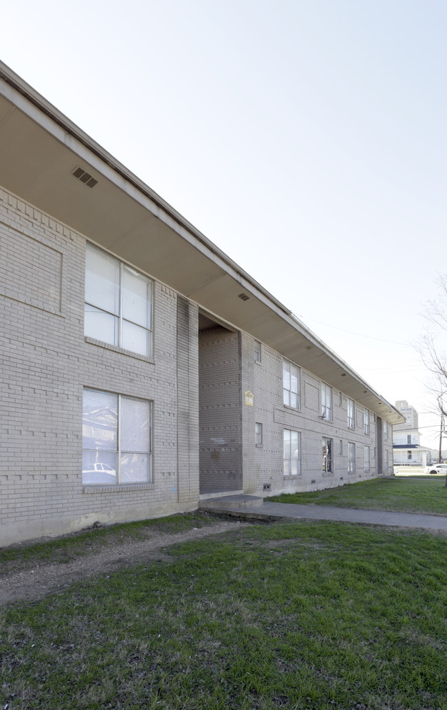 Capri Villa Apartments in Dallas, TX - Building Photo - Building Photo