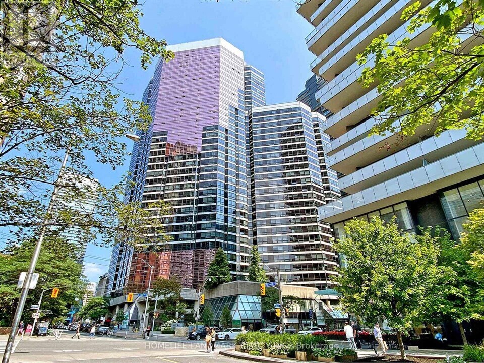 1001-1001 Bay St. in Toronto, ON - Building Photo
