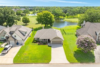 2519 Ridgewood Dr in West Columbia, TX - Foto de edificio - Building Photo