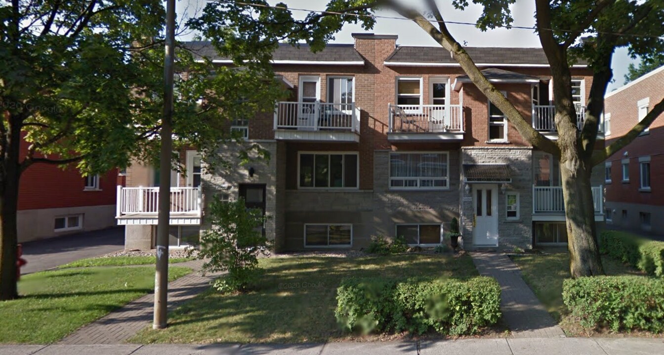 10040 Saint-Denis Rue in Montréal, QC - Building Photo